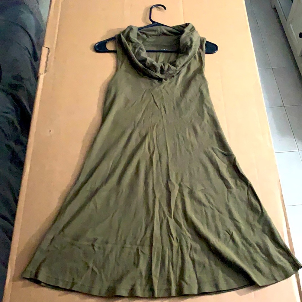 Green sleeve less dress